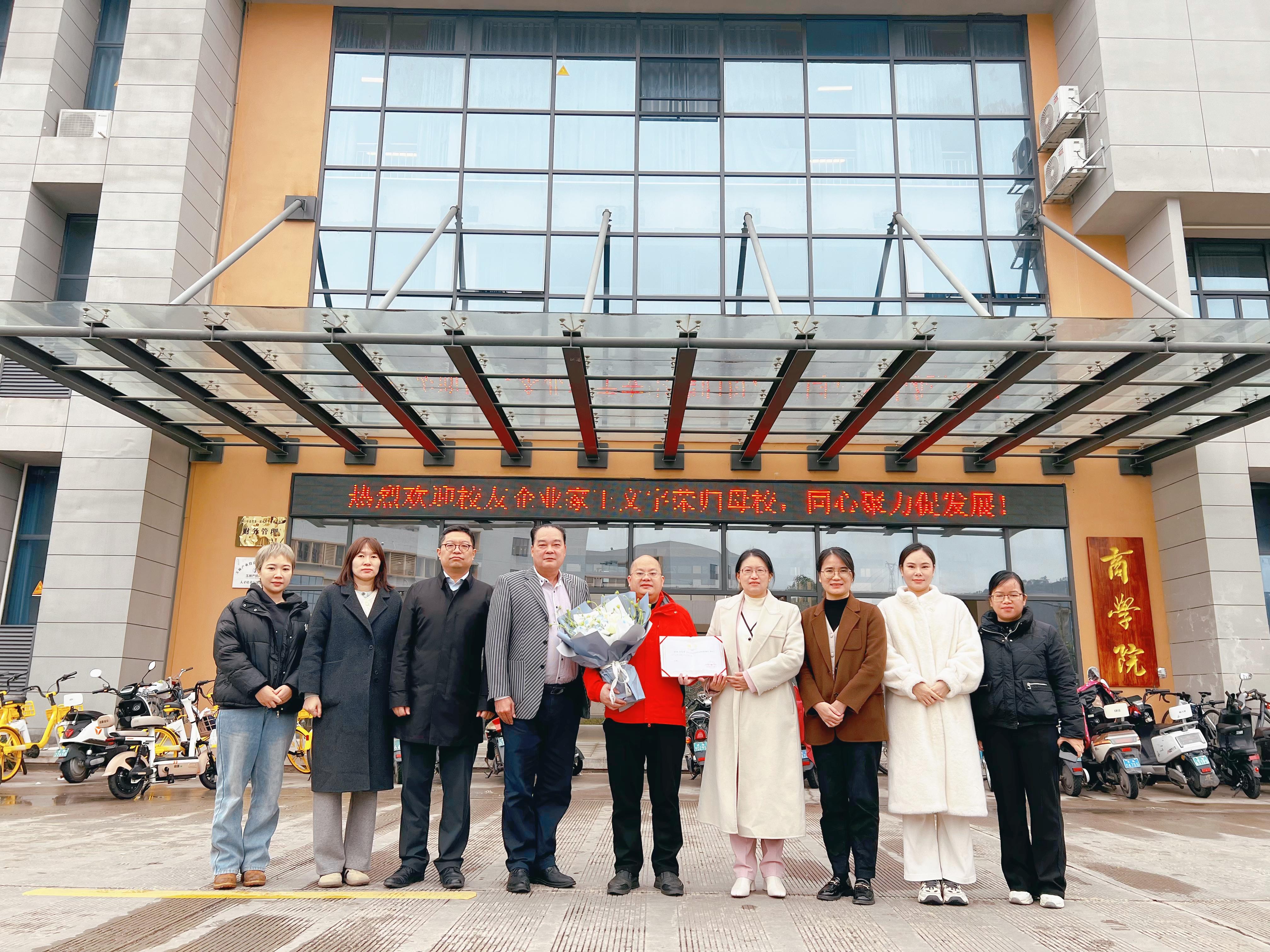 1104209402929353.jpg 门口合照.jpg